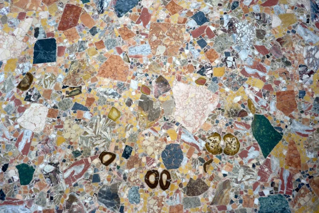 Détail de sol en terrazzo coloré, marbres assemblés à Palerme.
