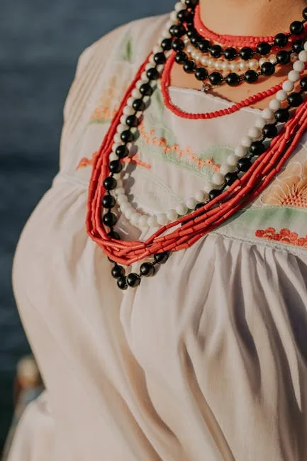 Colliers colorés sur une blouse brodée traditionnelle à Palermo