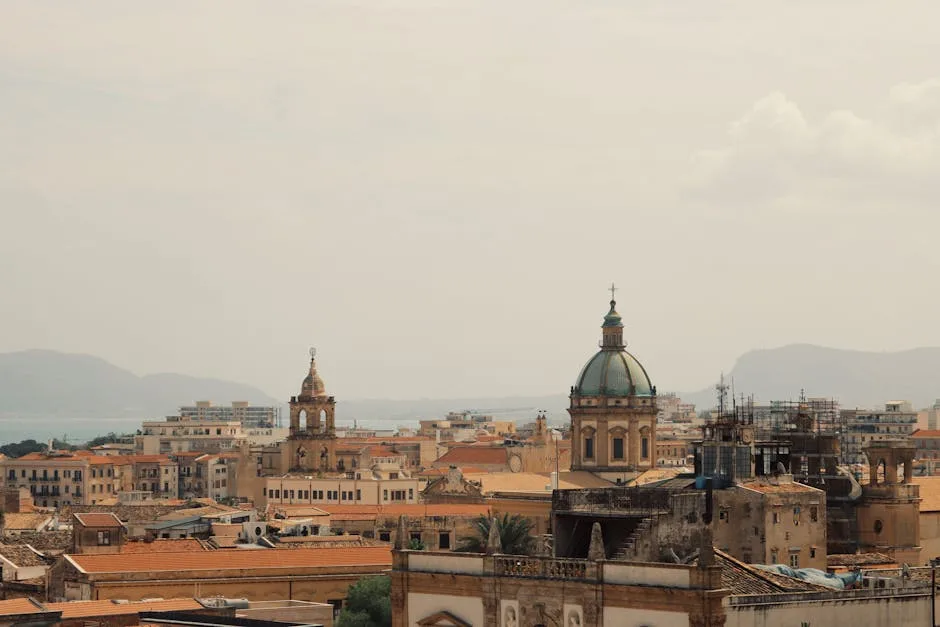 Panorama de toits et dômes à Palermo, mer et montagnes à l'horizon