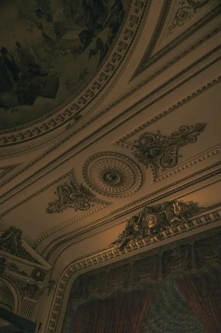 Plafond orné du théâtre de Palermo avec moulures et fresques
