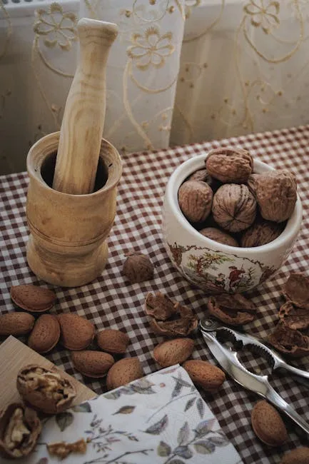 Mortier en bois, bols de noix et amandes sur nappe