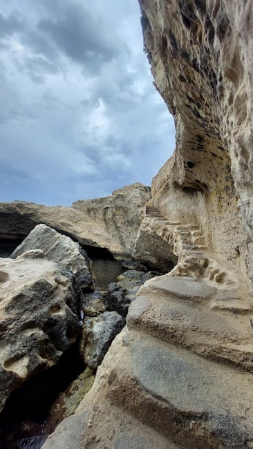 Alte Steintreppe in den Fels gemeißelt