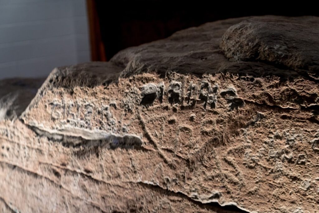 Nahaufnahme einer antiken Inschrift auf Stein in Matera.