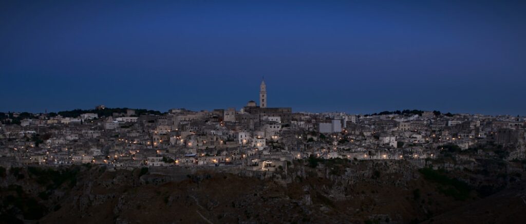 Matera-Panorama bei Morgendämmerung mit beleuchtetem Domturm