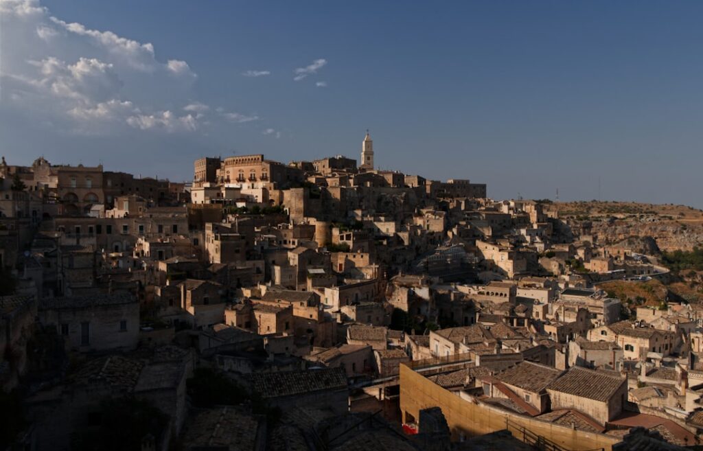 Weite Ansicht der Sassi von Matera unter dramatischem Himmel