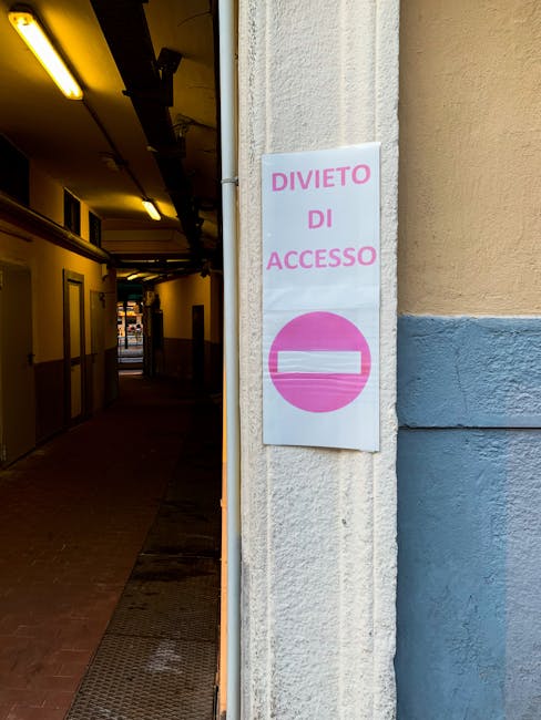 Schild «Divieto di accesso» an einem Hauseingang in Matera
