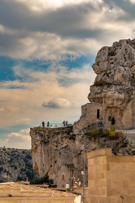 Wanderer am Pfad entlang der Gravina di Matera