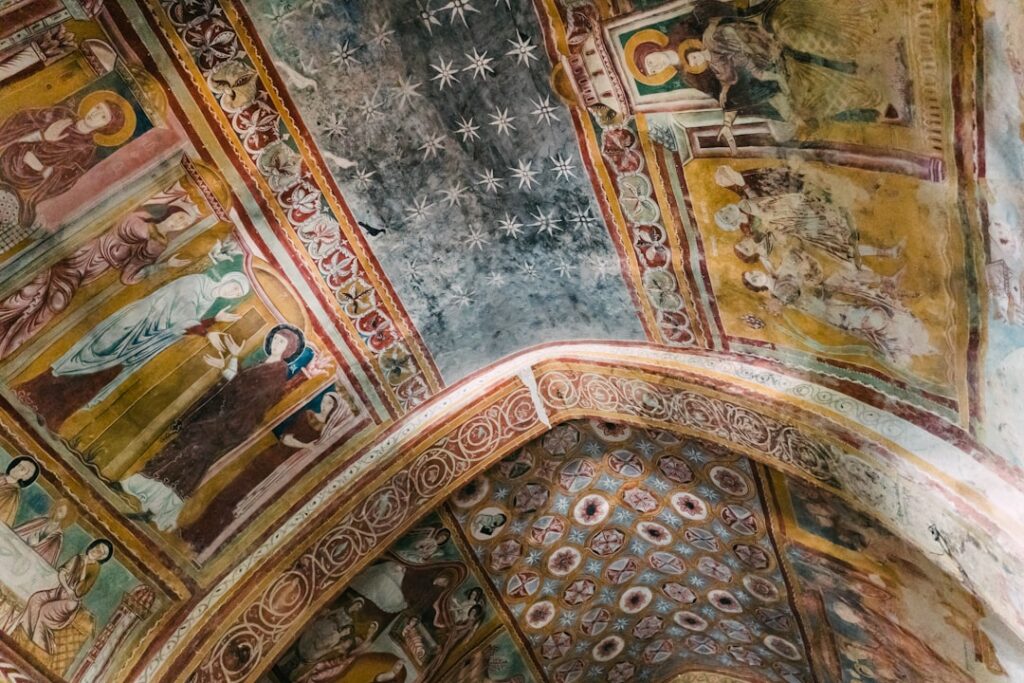 Bunte Fresken und sternenbemaltes Gewölbe in einer Kirche von Matera