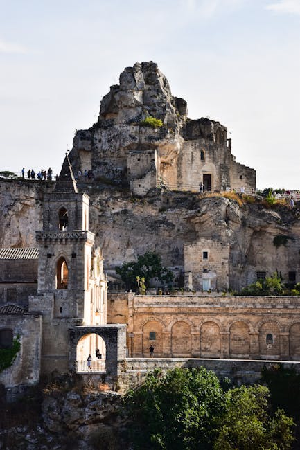 Felsenkirche und alte Steinbauten in Matera mit Spaziergängern