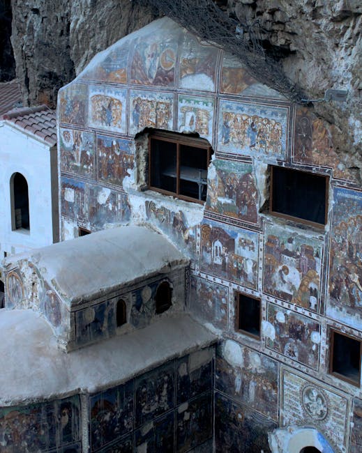 Bemalte Freskenfassade einer Felsenkirche in den Sassi von Matera
