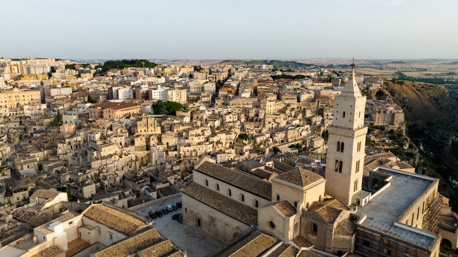 Luftaufnahme der Kathedrale und des weitläufigen Matera-Panoramas