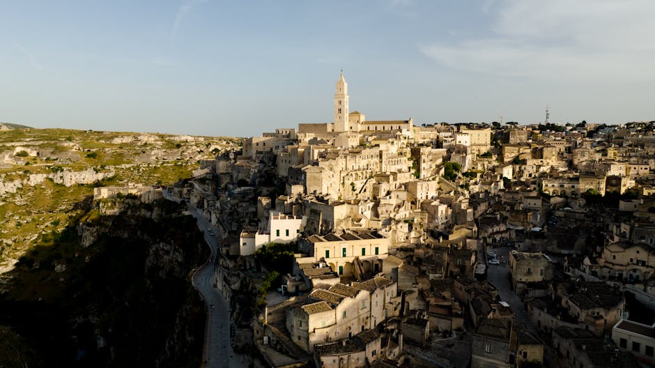Panorama von Matera mit Kathedrale über den historischen Höhlenhäusern.