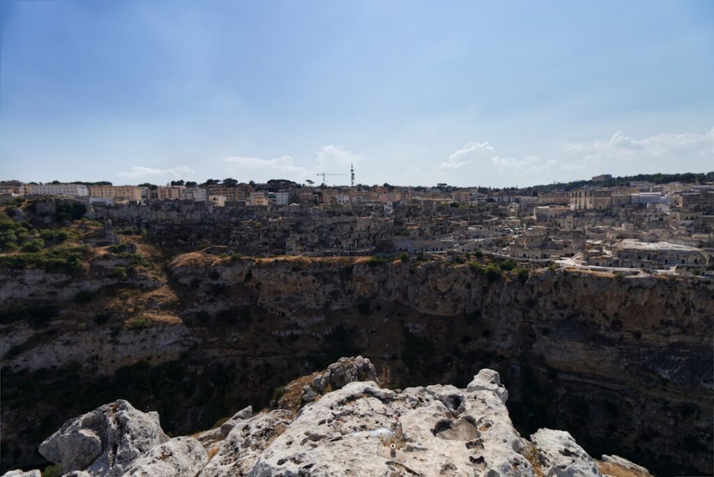Blick auf die Sassi von Matera über die tiefe Schlucht