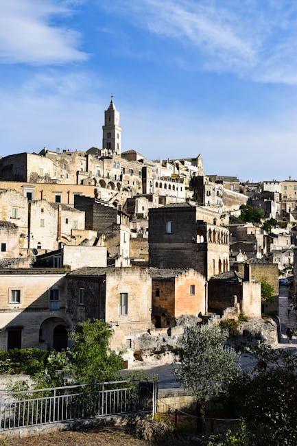 Sassi von Matera mit heller Felsstadt und Glockenturm im Hintergrund
