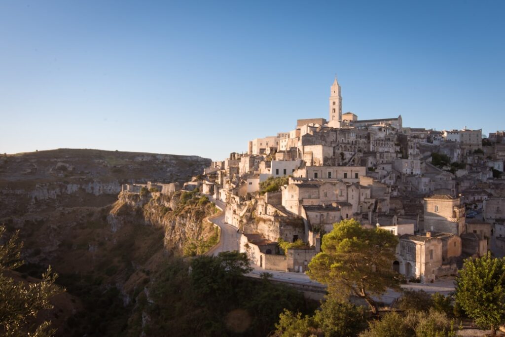 Steile Felsklippen mit den alten Häusern der Sassi in Matera