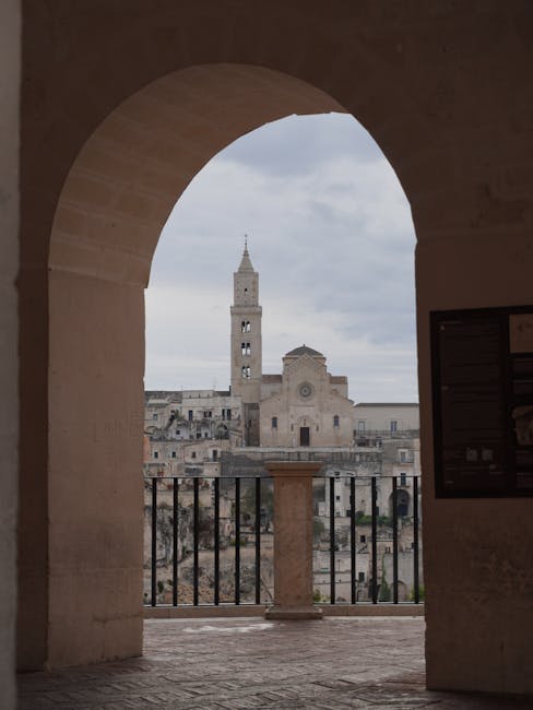 Gewölbebogen rahmt die Kathedrale von Matera über der Schlucht