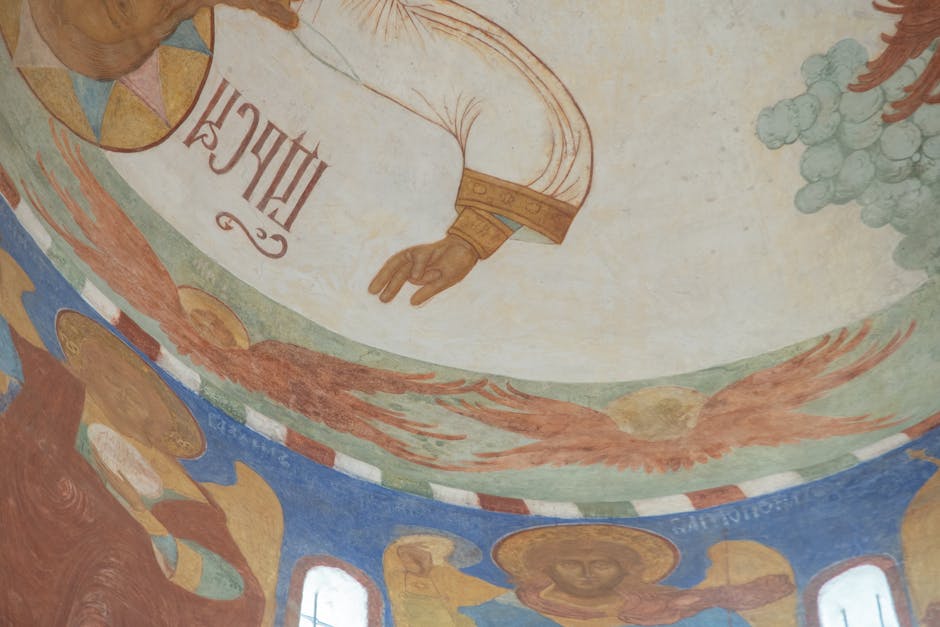 Detail eines bemalten Gewölbes mit Heiligenhand in Materas Höhlenkirche