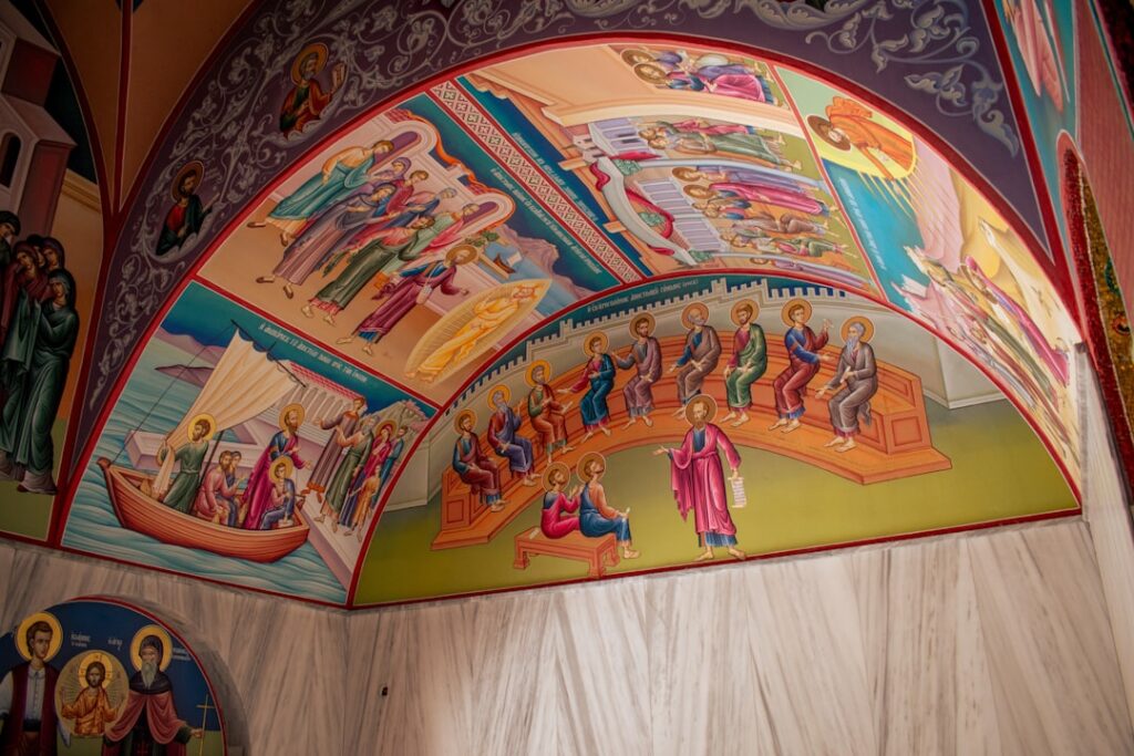 Bunte Fresken an einer Gewölbedecke in einer Kirche in Matera