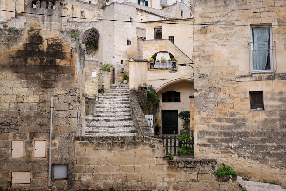 Wettergegerbte Steintreppe zwischen alten Häusern in Matera