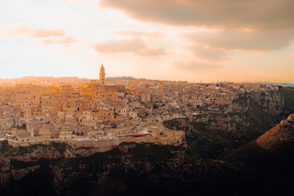 Weitwinkelansicht der Sassi von Matera mit tiefen Felsklippen bei Abendlicht