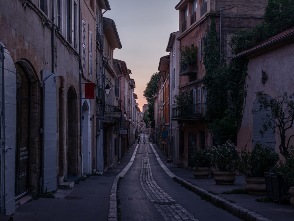 Leere Gasse in Matera mit gepflastertem Weg und zartem Morgenlicht