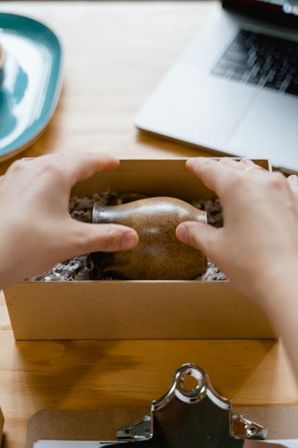Hände verpacken eine kleine Keramikvase als Souvenir aus Matera