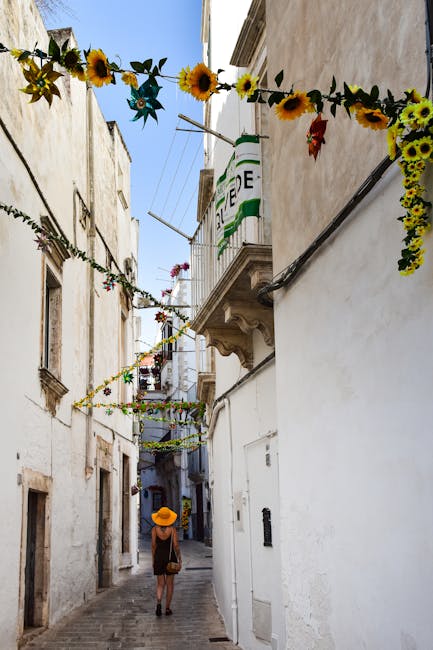 Rucksack und Wanderschuhe auf gepflasterter Straße in Matera