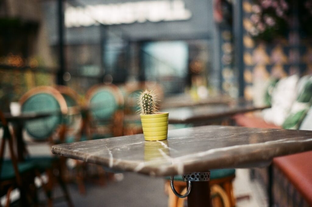 Kleines Straßencafé in den Sassi, Espresso auf einem Tisch