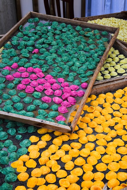 Bunte getrocknete Orecchiette auf Holzsieben in einer Küche in Matera