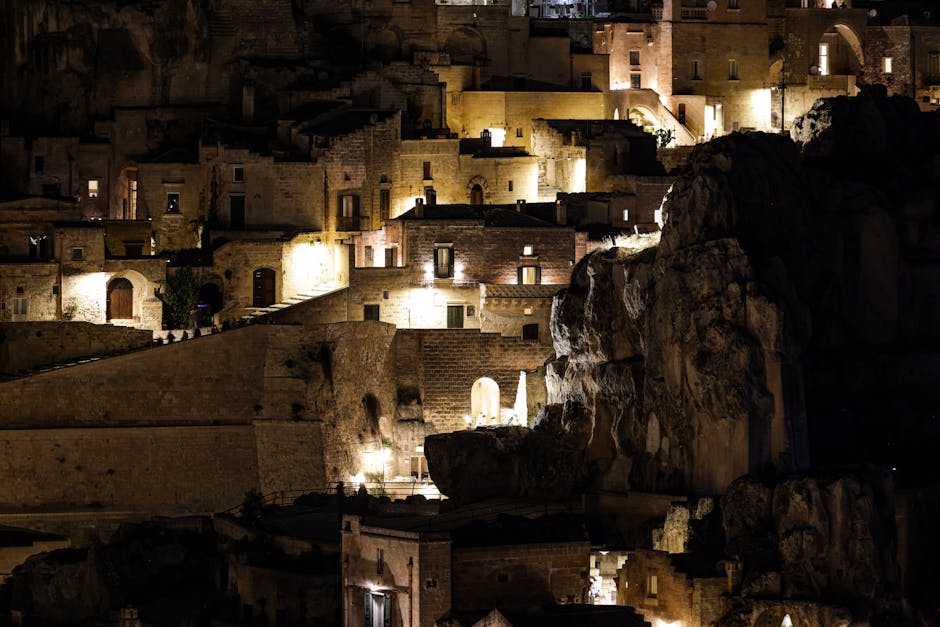 Nächtliche Illumination der Sassi von Matera an steinernen Fassaden