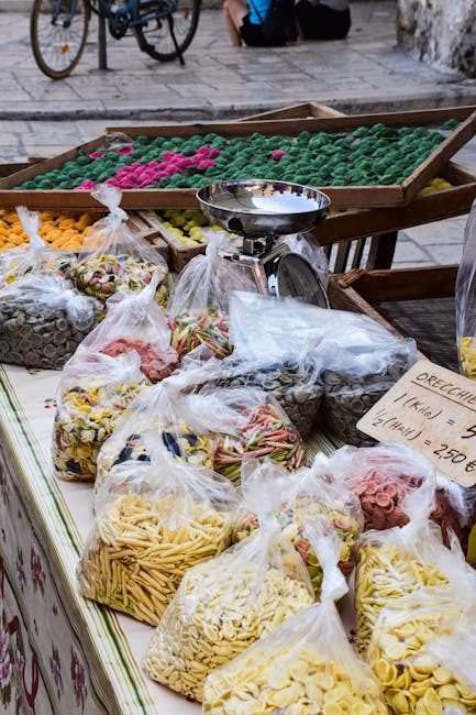 Marktstand in Matera mit verschiedenen handgeformten Nudeln in Tüten