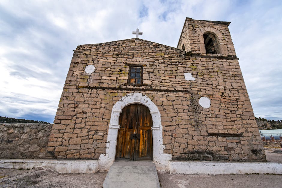 Sakrale steinerne Kirche mit Holztür und Glockenturm nahe Matera