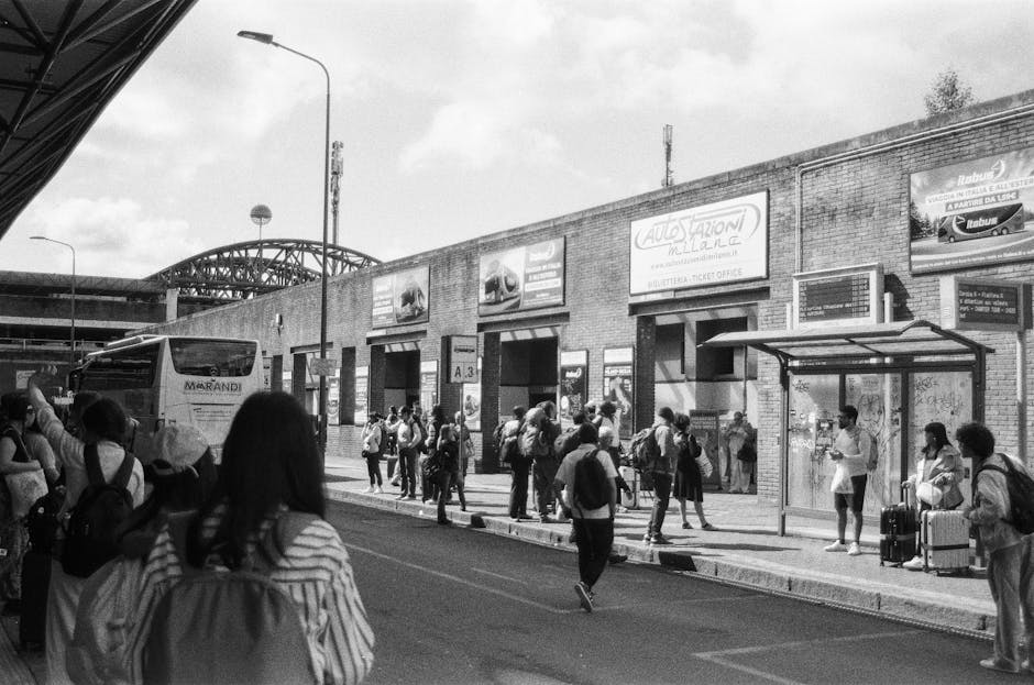 Busbahnhof von Matera mit wartenden Reisenden und ankommenden Reisebussen
