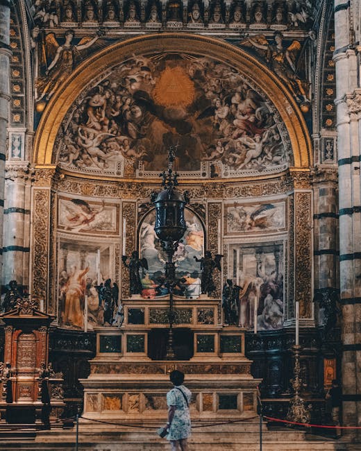 Vor dem kunstvollen barocken Altar steht eine einzelne Besucherin.