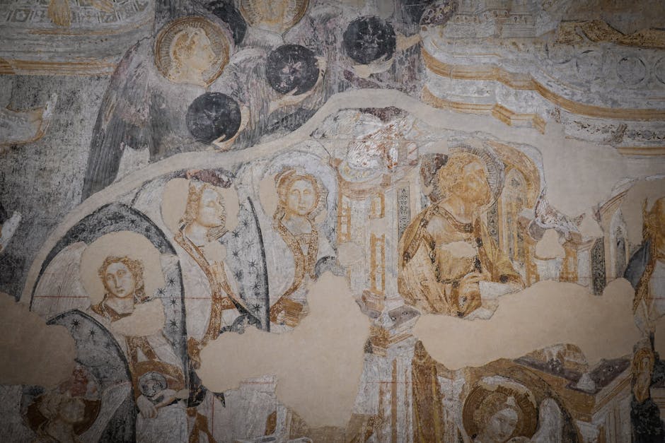 Verwitterte Fresken mit Heiligenfiguren in einer Felsenkirche von Matera