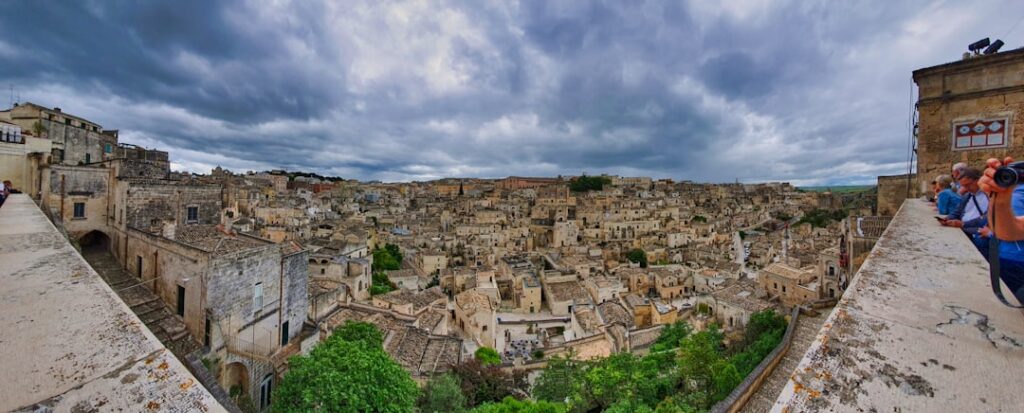 Panoramablick auf die Sassi von Matera unter dramatischen Wolken