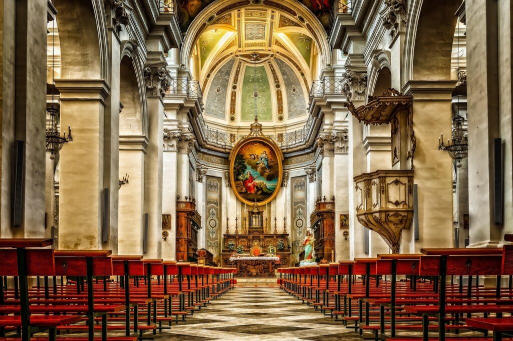 Prächtiges Kircheninnere mit Blick auf Altar und Bänke in Matera