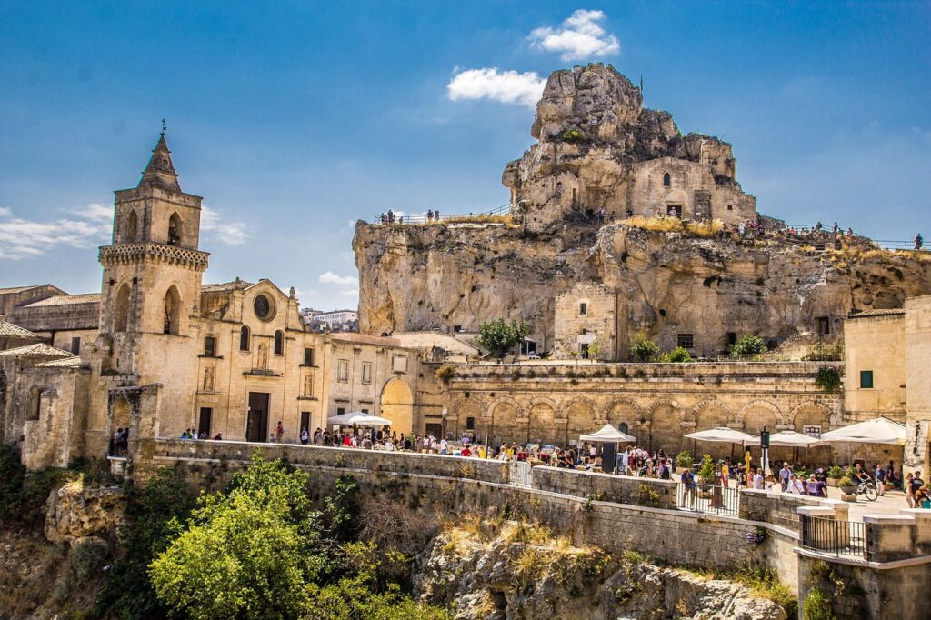 Blick auf Felsenkirchen und Platz in Matera mit Touristen