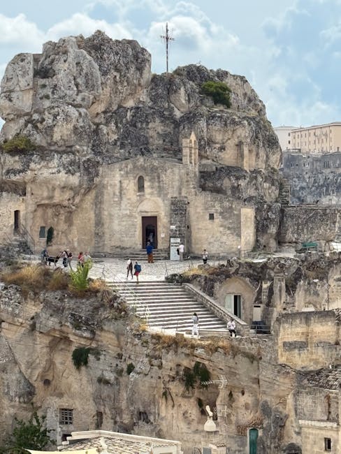 Schmale Treppe führt zur in den Fels gehauenen Kirche in Matera
