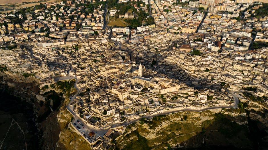 Materas historische Sassi mit dicht gedrängten Höhlenhäusern und Kathedrale.