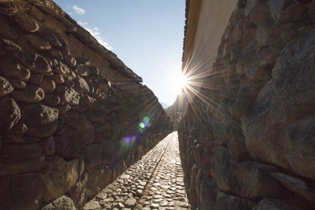Enge Steingasse in den Sassi mit Licht- und Schattenspiel