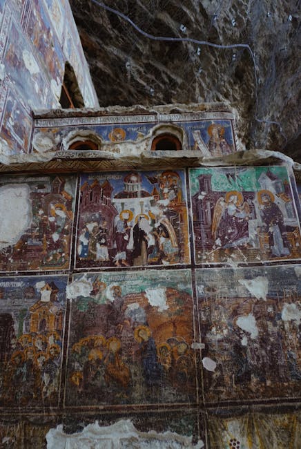 Verwitterte Freskenplatten in einer Felsenkirche der Sassi von Matera.