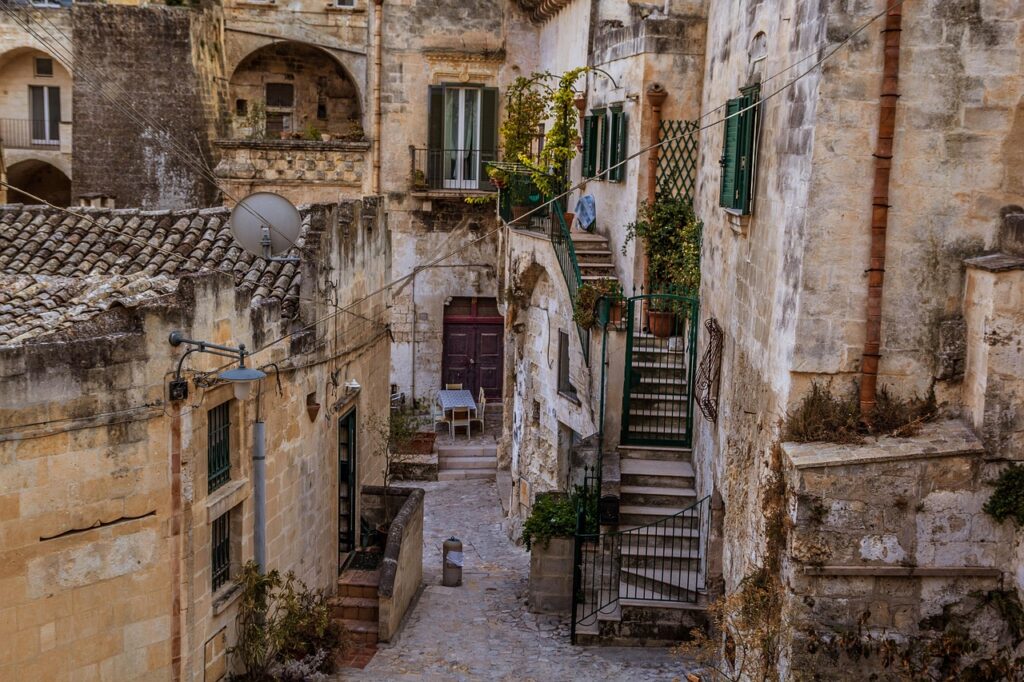 Verlassene steinerne Gasse in Matera mit Satellitenschüssel und steilen Stufen