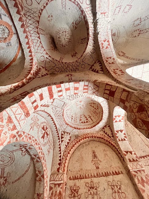 Ausgemalte gewölbte Decke mit roten geometrischen Mustern in Matera.