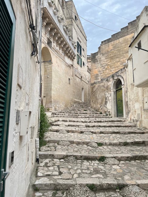 Steinerne Treppe in enger Gasse der Altstadt von Matera
