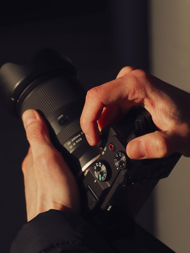 Dłonie regulują pokrętła aparatu przed fotografowaniem Matery