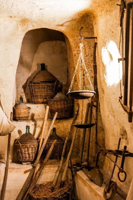Wnętrze wystawy Casa Noha w Materze z kontrastującym oświetleniem naturalnym