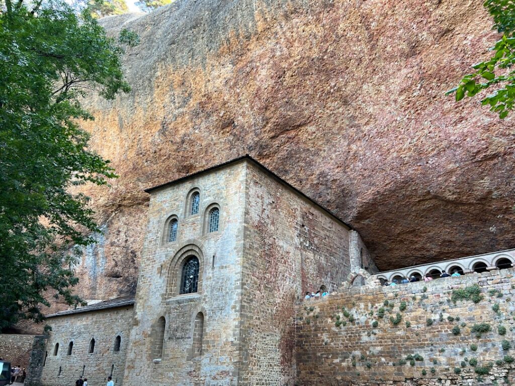 Église rupestre encastrée sous une paroi rocheuse massive à Matera