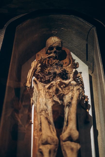 Mumifizierte menschliche Überreste in einer Vitrine eines Museums bei Matera