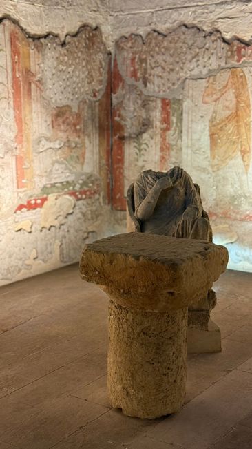 Wnętrze MUSMA z rzeźbami i naturalnym światłem przenikającym przez okna troglodytowe